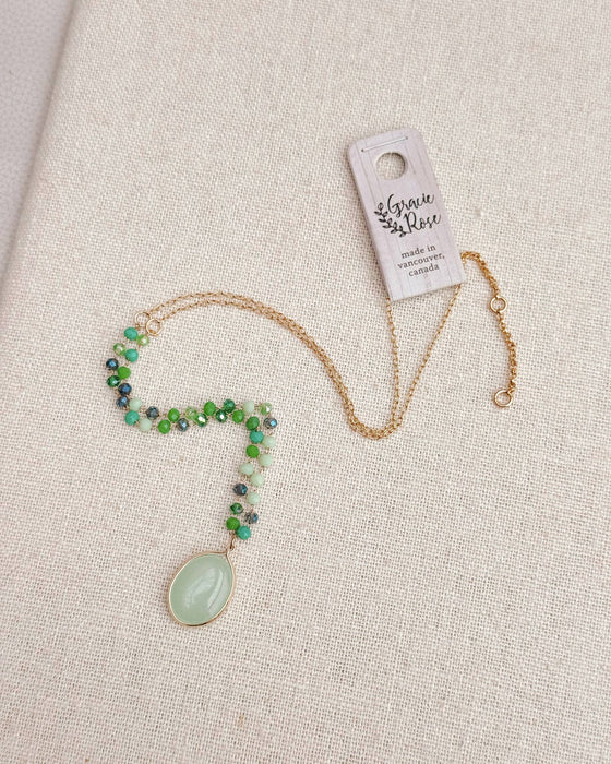 Green Jade Pendant Necklace – Gold Crystal Link Chain | Natural Elegance, Minimalist Luxury & Everyday Statement