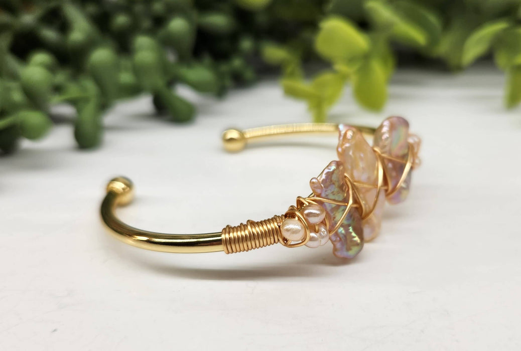 Meraki Gemstones - Pearl-Biwa/Round Cultured Freshwater Pearl Bangle/Cuff: YELLOW GOLD