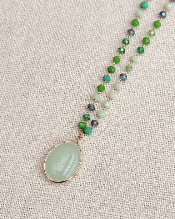 Green Jade Pendant Necklace – Gold Crystal Link Chain | Natural Elegance, Minimalist Luxury & Everyday Statement