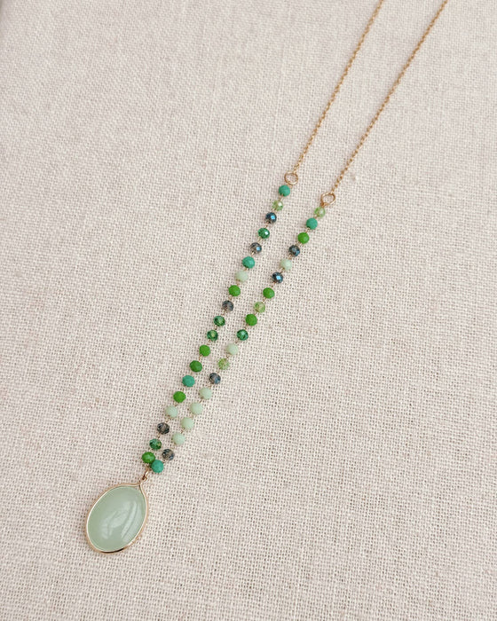 Green Jade Pendant Necklace – Gold Crystal Link Chain | Natural Elegance, Minimalist Luxury & Everyday Statement